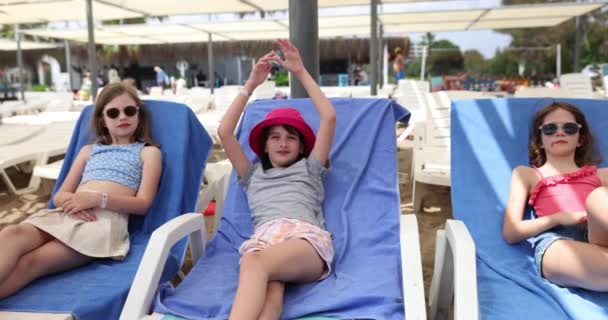 Dziewczyna Przyjaciółmi Spoczywa Plaży Leżąc Leżaku Pod Baldachimem Koncepcja Przyjaźni — Wideo stockowe