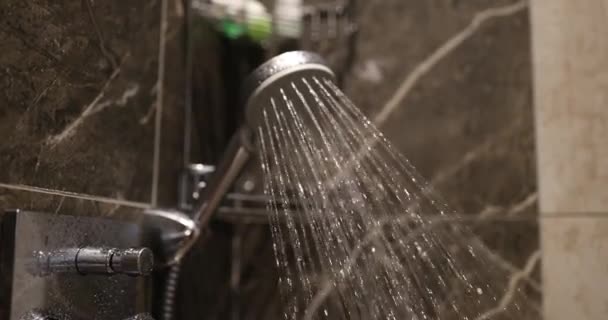 浴室のシャワー室の壁に取り付けられたコランダーからの水のジェット ワッシャーフィクスチャーのコンセプト 強い圧力遅い動き — ストック動画