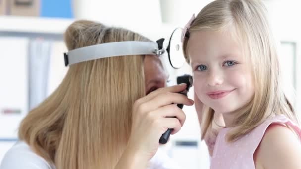 Skupiony Lekarz Sprawdza Słuch Pacjentki Profesjonalnym Sprzętem Otoskopowym Dziecko Pokazuje — Wideo stockowe