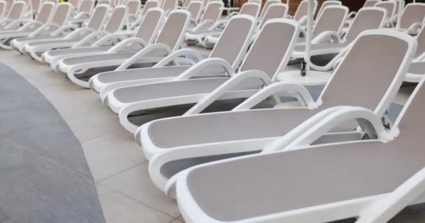 在旅馆游泳池里有大量的现代阳光休闲设施供度假者使用 夏季慢动作中舒适休息和被动娱乐的概念 — 图库视频影像