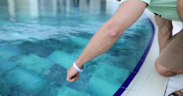 Mann Kontrolliert Wassertemperatur Schwimmbad Mit Der Hand Konzept Für Hotel — Stockvideo