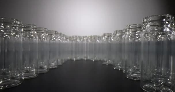 Tomma Glasampuller För Vacciner Placerade Cirkel Transparenta Flaskor Avsedda För — Stockvideo