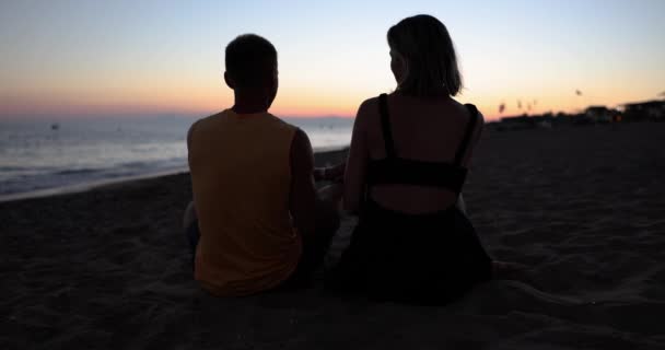 Couple Love Watching Sunset Beach Together Silhouette People Love Sitting — Wideo stockowe