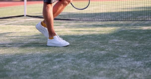 テニスコートのスニーカーを着た男の足 スポーツのためのスポーツシューズの選択 — ストック動画