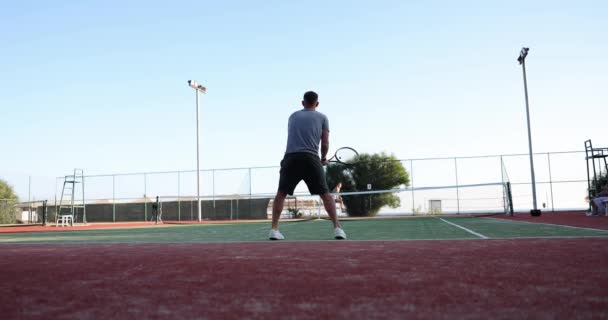 Τενίστες Παίζουν Τένις Την Ηλιόλουστη Μέρα Στο Γήπεδο Άντρας Τενίστας — Αρχείο Βίντεο