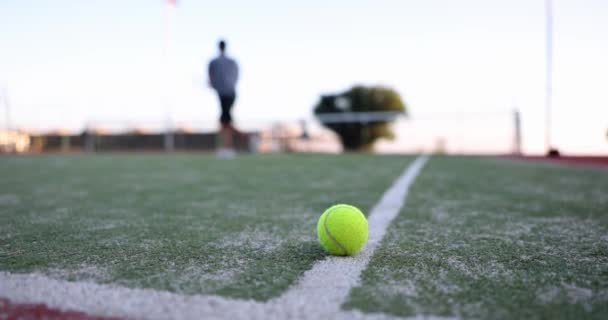 Теннисный Мяч Теннисист Играют Теннис Заднем Плане Теннисный Корт — стоковое видео