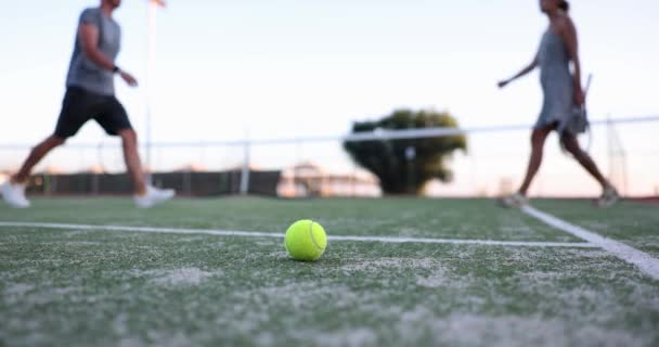 Μπάλα Του Τένις Και Παίκτες Του Τένις Χειραψία Στο Παρασκήνιο — Αρχείο Βίντεο