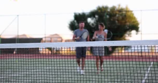 Παίκτες Του Τένις Επικοινωνούν Μεταξύ Τους Αφού Παίξουν Τένις Κοινωνικοποίηση — Αρχείο Βίντεο