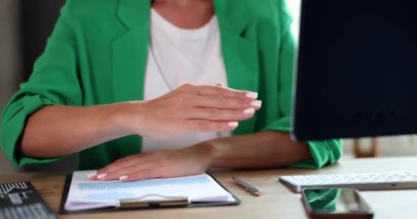 Selvsikker Venlig Kvindelig Business Professionel Repræsentant Konsulent Leder Strækker Hånd – Stock-video