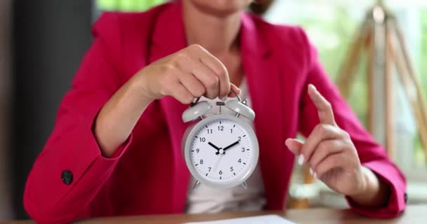 女商人拿着闹钟 竖起大拇指注意时间 时间管理以及截止日期和期限 — 图库视频影像