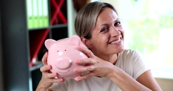 Сэкономьте Деньги Копилку Руках Улыбающейся Женщины Концепция Инвестиционного Финансирования Кредитных — стоковое видео