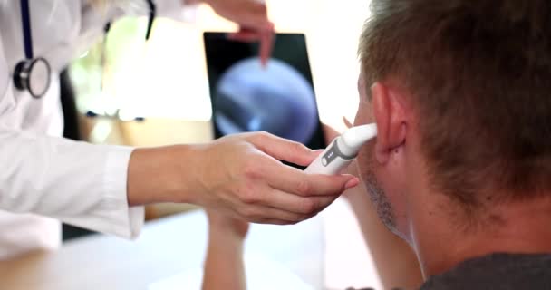 Оториноларинголог Вивчає Пацієнта Допомогою Цифрового Отоскопа Тести Глухоту Слухові Тести — стокове відео