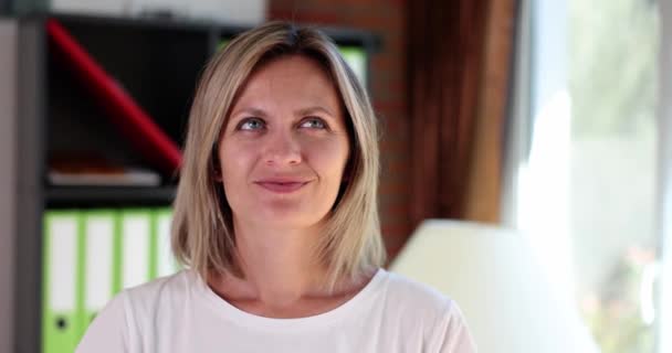 Porträtt Leende Vacker Lekfull Kvinna Med Fingrarna Korsade Emotion Idé — Stockvideo