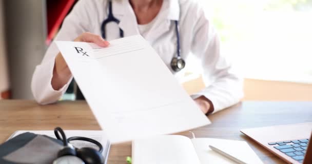 Läkaren Håller Hand Dokument Med Recept Patient Närbild Formulär För — Stockvideo