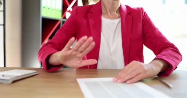 Жінка Контрактом Відкритою Рукою Робить Знак Зупинки Захисний Жест Ділового — стокове відео