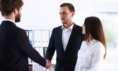 Eskort servisi tercüman inşaat hareket ile sözleşme önemli durum belgeleri sonuç eşlik eder. Arap işadamı ve çevirmeni iş ortağı edilir ve 