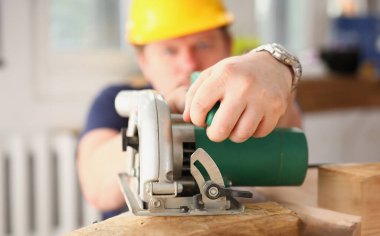 Elektrik kullanarak alt portre gördüm. El ile iş işyeri DIY ilham geliştirme tamir dükkanı sarı kask kask sanayi başlangıç fikir endüstriyel eğitim meslek kariyer kavramı