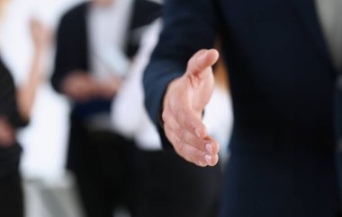 Merhaba ofis portre olarak gülümseyen yakışıklı neşeli adam teklif el. Ciddi mükemmel umudu, dostu destek servis giriş veya teşekkürler Şükran davet kavramı katılmak için jest