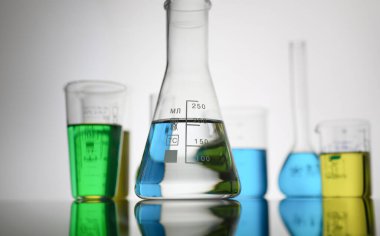 Mavi eflatun test tüplü kimya endüstrisi ampulü. alkol