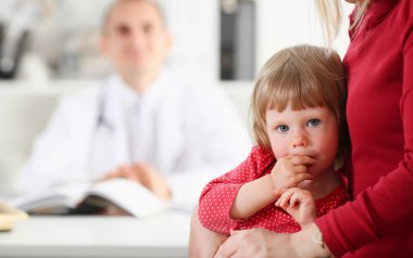 Küçük çocuk ile anne çocuk doktoru resepsiyonda. Fiziksel sınav şirin bebek portre bebek yardım sağlıklı yaşam koğuş çocuk hastalık klinik test yüksek kalite ve güven kavramı yuvarlak