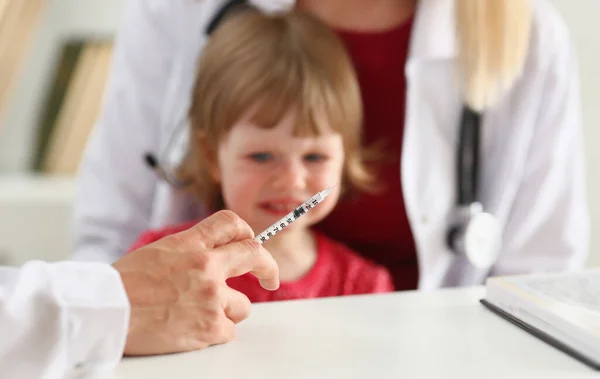 Μικρό Φοβάται Παιδί Γιατρό Υποδοχής Κάνει Ινσουλίνη Πυροβόλησε Βοήθεια Χαριτωμένο — Φωτογραφία Αρχείου