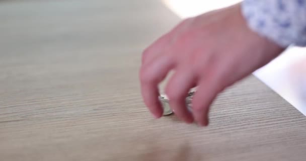Kvinnlig Hand Tar Nycklar Från Bordet Närbild Uthyrning Och Hemförsäkring — Stockvideo