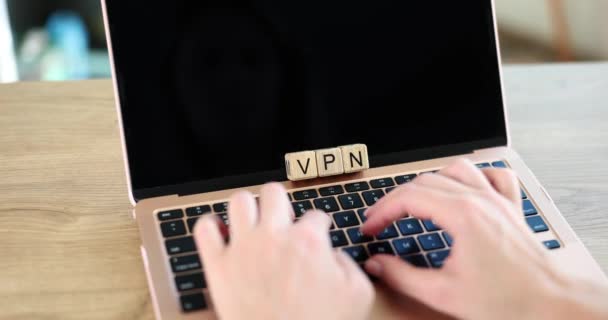 木製のキューブの碑文Vpnとキーボード上の手 無料Vpnプロキシ匿名性 — ストック動画
