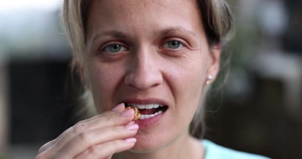 Closeup Beautiful Woman Eating Walnuts Walnut Medicinal Properties — Stock videók