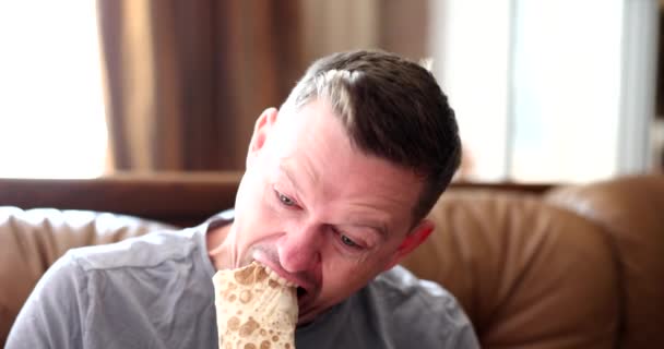 Tânărul Înfometat Mănâncă Shawarma Delicioasă Plăcere Gustări Delicioase Concept Junk — Videoclip de stoc