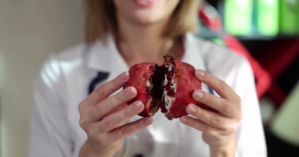 Nutritionist Woman Holding Pomegranate Health Benefits Healthy Eating Doctor Recommends — Stok video