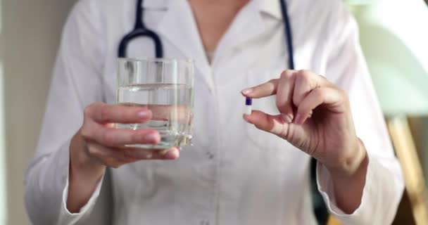 Χέρια Του Ιατρού Καρδιολόγου Δίνουν Χάπια Και Ένα Ποτήρι Νερό — Αρχείο Βίντεο
