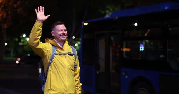 Cheerful Happy Man Walking Waving His Hand City Street Evening — 비디오