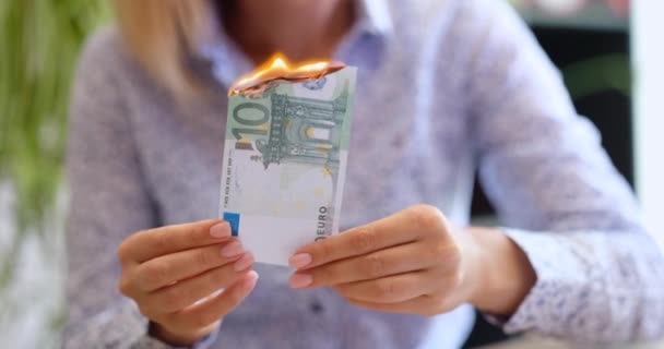 女性はオフィスで100ユーロを燃焼します インフレ金融危機と倒産 — ストック動画