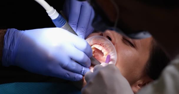 Kvinna Läkartid Behandlar Tänder Tandvårdskliniken Karies Behandling Och Tandblekning — Stockvideo