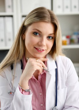 İşyerinde kadın doktor sit gülümseyen güzel. Fiziksel ve hastalık önleme, hasta yardım, sınav ziyaret, 911'i, yuvarlak, ward reçete düzeltme, sağlıklı yaşam, danışman meslek kavramı