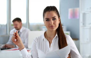 Kamera arka plan grubunda meslektaşları ile işyeri bakışta güzel gülümseyen neşeli kız. Beyaz yakalı işçi çalışma alanı iş teklif modern yaşam tarzı istemci ziyaret meslek tren kavramı