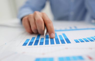 Bir grup insan kasıtlı infographics closeup ile sorun üzerinde. Beyaz yakalı onay para kağıtları borsa piyasa kazanç liste ortaklık anlaşması tartışma kavramı