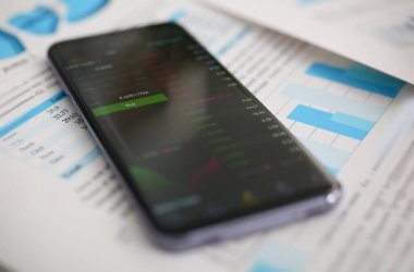 Smartphone satın düğmesi ve mali istatistikleri ondisplay tablet, ofis masa portre. İç Revenue Service Müfettiş sum kontrol IRS soruşturma kazanç tasarruf kredi ve kredi kavramı