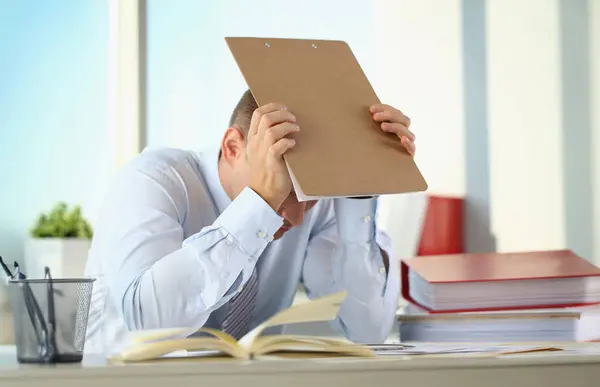 Een Man Ervaart Stress Een Hoofdpijn Werkplek Ervaart Negatieve Emoties — Stockfoto