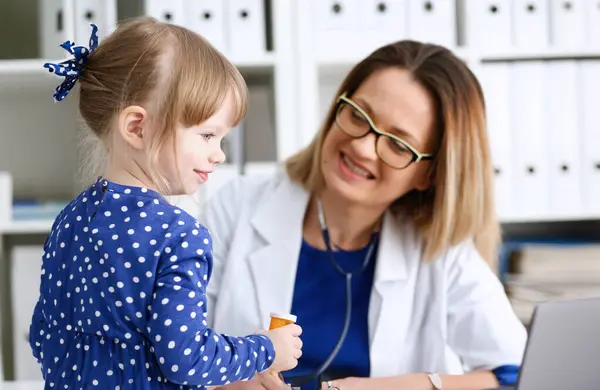 Küçük Çocuk Ile Anne Çocuk Doktoru Resepsiyonda Fiziksel Sınav Şirin — Stok fotoğraf