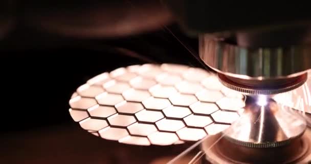 Máquina Láser Que Corta Agujero Placa Metal Película Fábrica Concepto — Vídeos de Stock