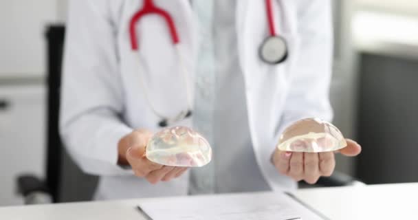 Dokter Mammoloog Met Siliconen Implantaten Zijn Handen Film Esthetische Geneeskunde — Stockvideo