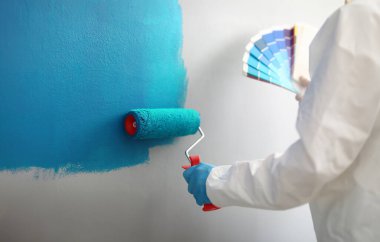 Usta ressam elinde mavi tonlarla renk paleti tutuyor. İç konseptte renk çözümlerinin tasarım hizmetleri ve seçimi