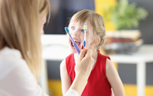 Dişçi Küçük Kız Diş Fırçalarını Ağız Bakımı Için Doğru Hareketleri — Stok fotoğraf