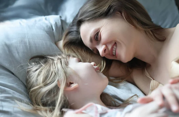 Mutter Und Tochter Lachen Und Schauen Sich Bett Kinder Und — Stockfoto