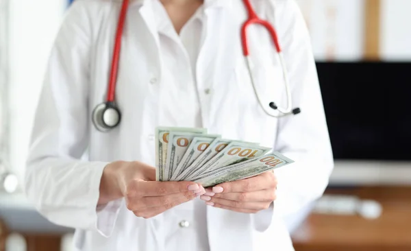 Orvos Készpénz Bankjegyeket Tart Kezében Orvosi Szolgáltatási Díj Fogalma — Stock Fotó