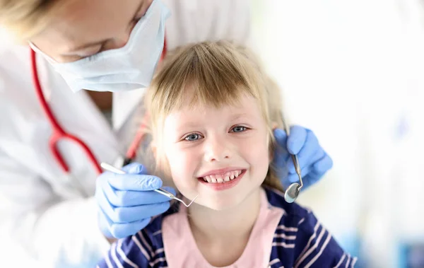 Портрет Усміхненої Дівчини Призначенням Стоматолога Лікування Дитячих Молочних Зубів Концепція — стокове фото