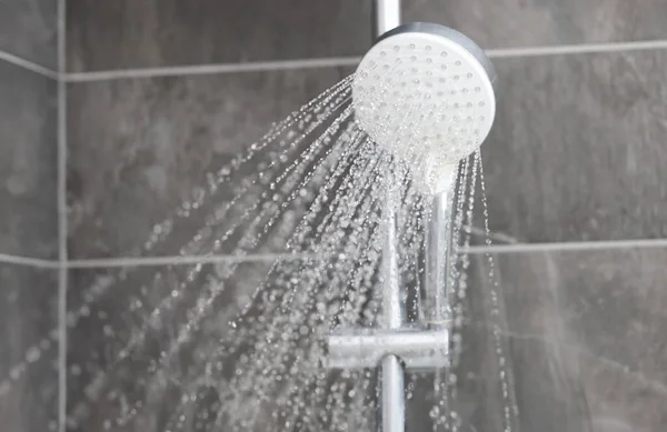 Duş Karıştırıcı Hangi Banyoya Akar Vücut Konsepti Için Kontrastlı Duş — Stok fotoğraf