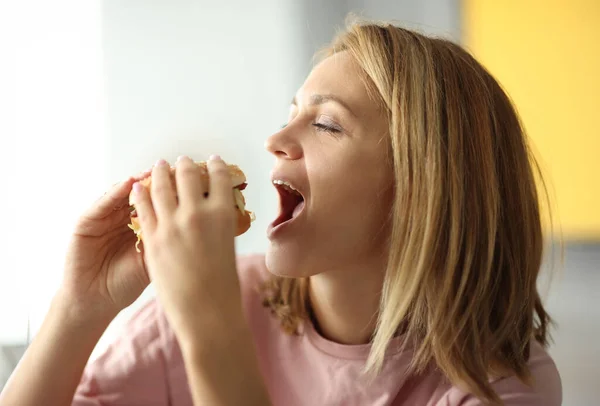 Retrato Mulher Divertindo Mordendo Hambúrguer Danos Benefícios Fast Food Conceito — Fotografia de Stock