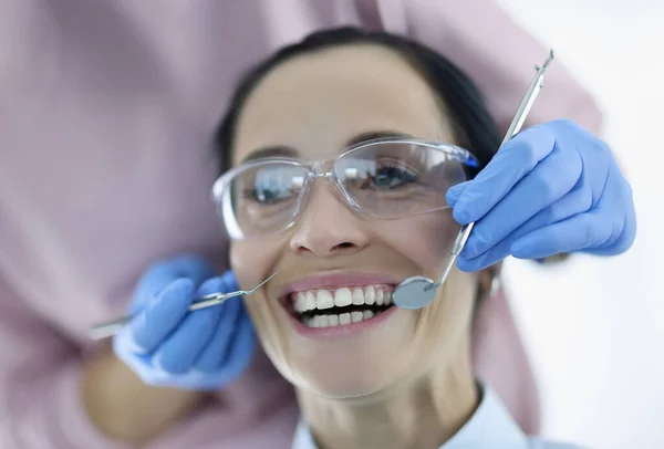 Portret Kobiety Otwartymi Ustami Dentysty Usługi Stomatologiczne Koncepcji Pomocy — Zdjęcie stockowe